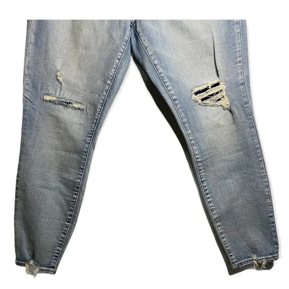 Gap Destroyed True Skinny with Chewed Hem in Light Wash- size 32 - Picture 10 of 10